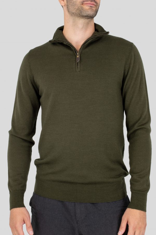 A jumper with long sleeves in fir green color and a zipper.