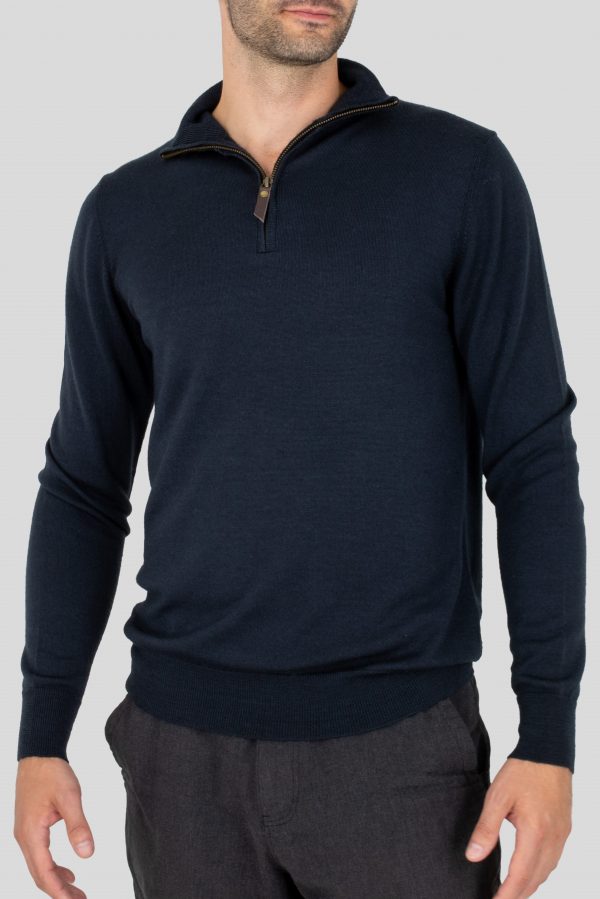 A jumper with long sleeves in ebony color and a zipper.