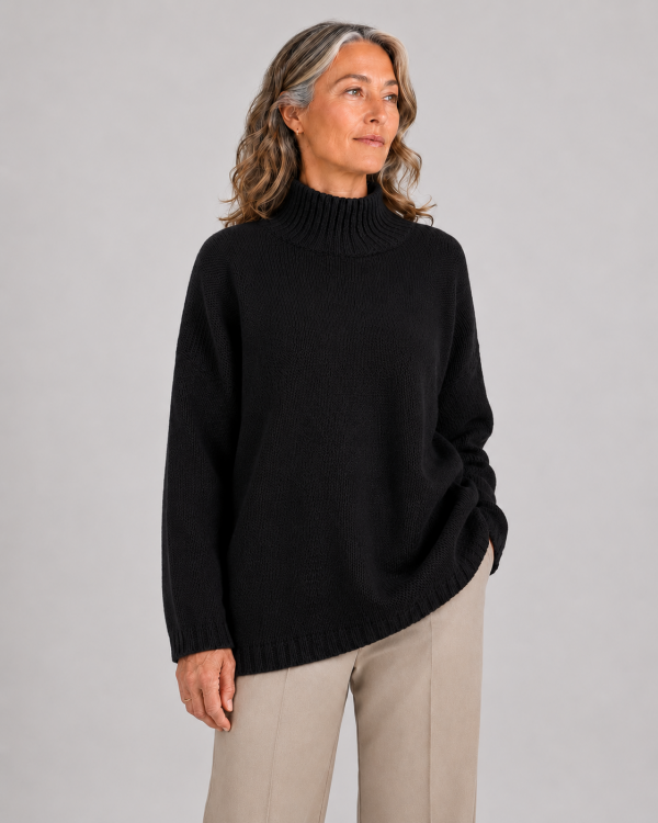 oversized jumper with long sleeves in black colour presented by model