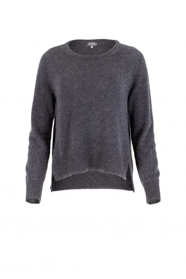 sweater with long sleeves, longer at the back and side slits in graphite colour, front view
