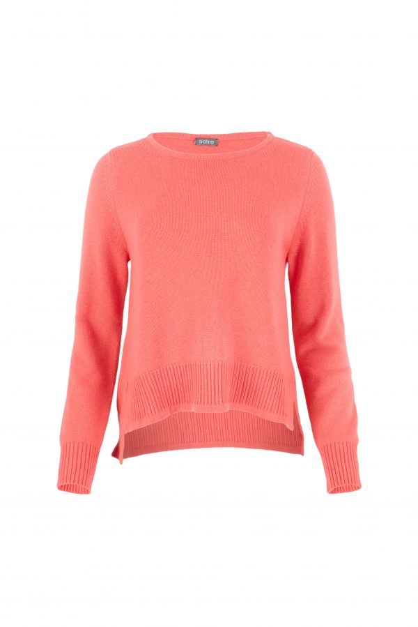 sweater with long sleeves, longer at the back and side slits in geranium colour, front view