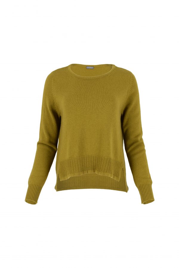sweater with long sleeves, longer at the back and side slits in moss colour, front view