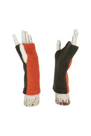 wrist-warmers-fir-green-flame-white wrist warmers in two contrasting colours