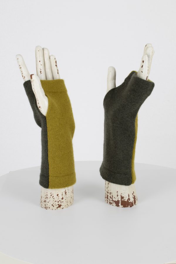 wrist warmers in two contrasting colours