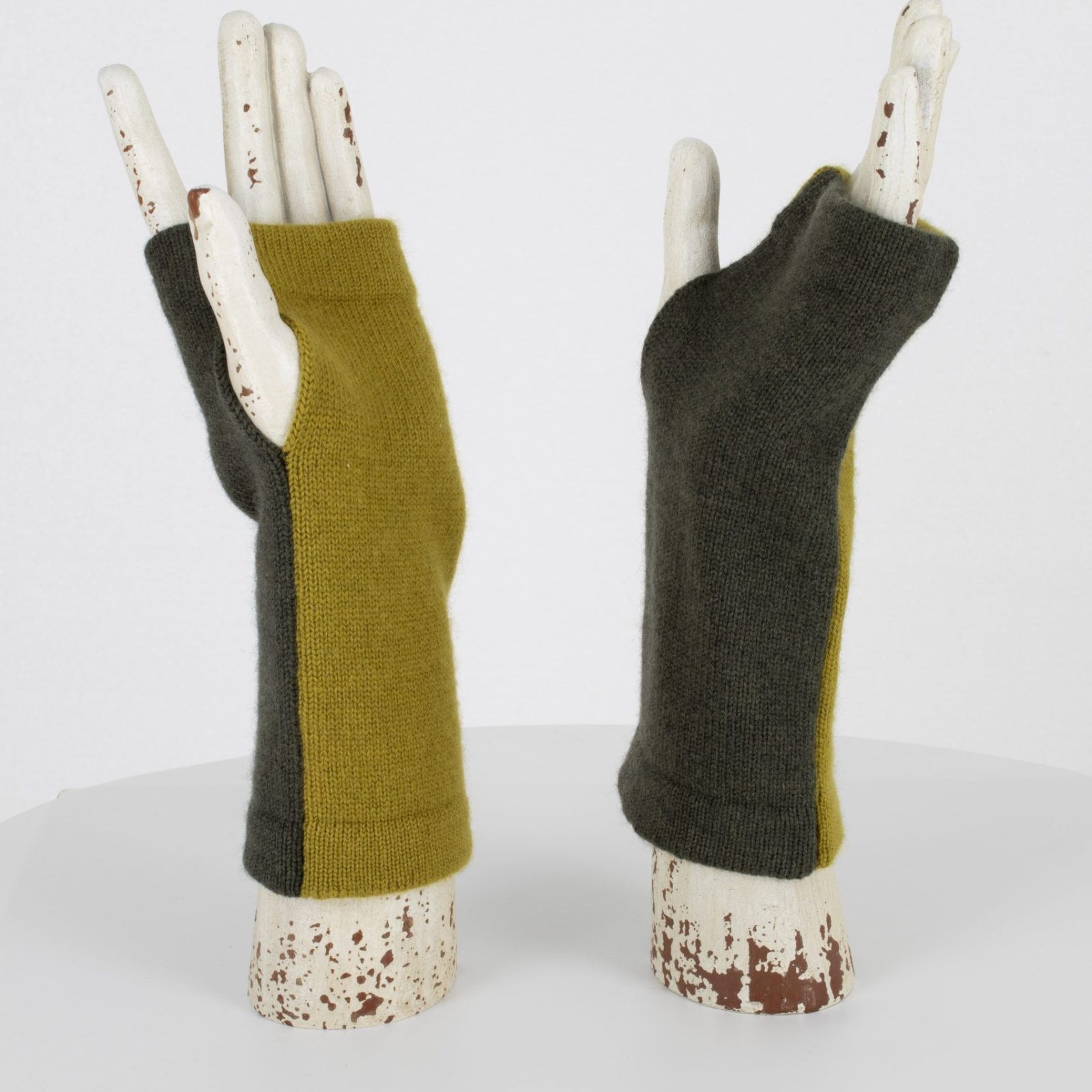 wrist warmers in two contrasting colours