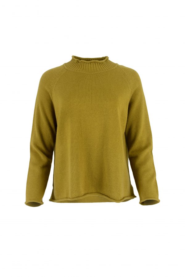 jumper with long sleeves and side split in moss colour made from cashmere, front view