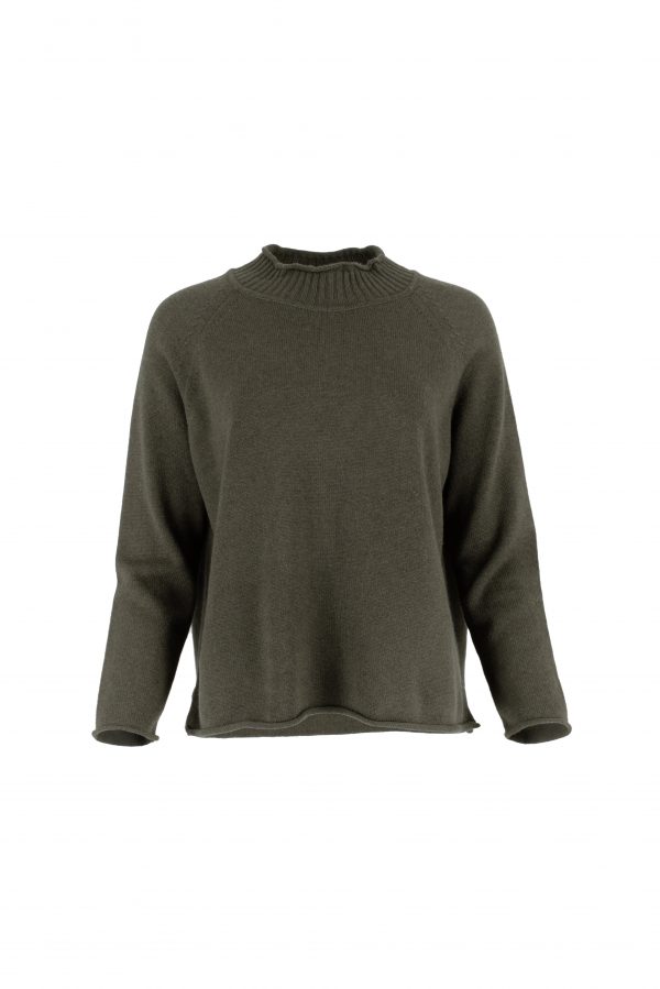 jumper with long sleeves and side split in fir green colour made from cashmere, front view