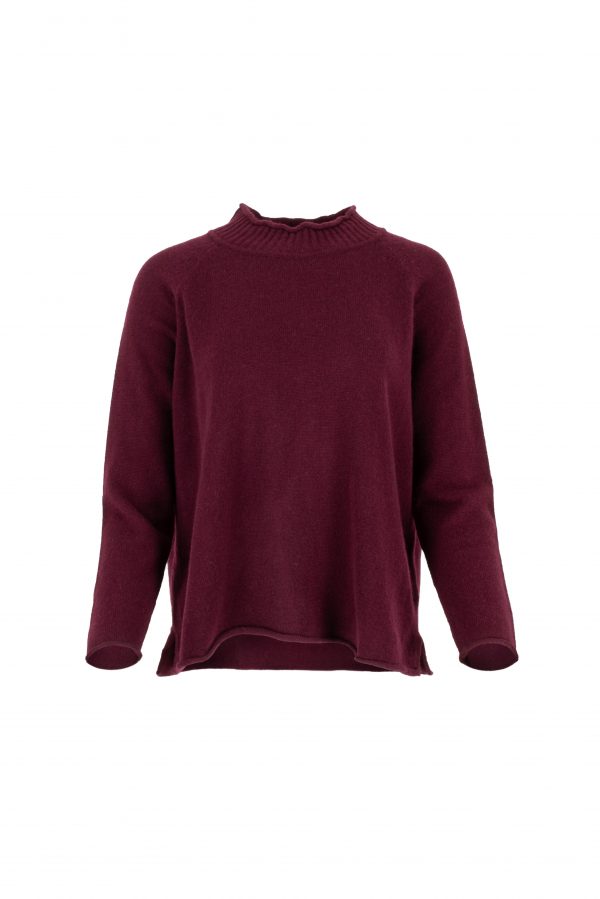 jumper with long sleeves and side split in burgundy colour made from cashmere, front view