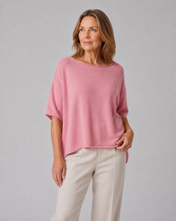 Jin-high-low-knit-jumper-monet-pink-model - Ochre Knitwear high low knit jumper in cashmere blend with boat neckline and relaxed silhouette in monet pink colour, front view
