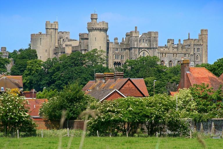 Things to do in Arundel shown as a soft illustrated map with Arundel Castle, the River Arun and an Ochre Knitwear shop pin on Tarrant Street